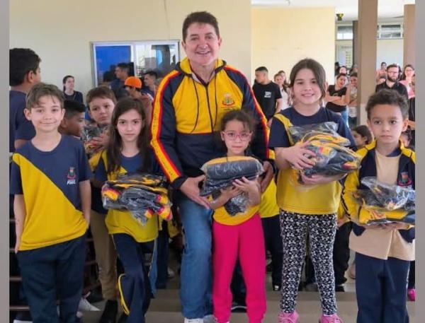 Rede Municipal de Educação recebe uniformes escolares e equipamentos de informática em Farol